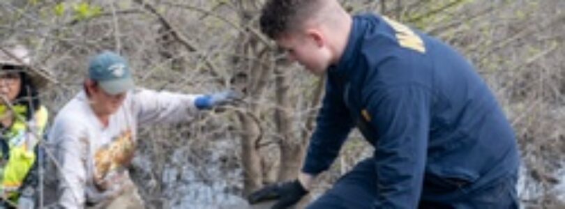 Sailors volunteer with the River City Waterway Alliance [Image 4 of 7]