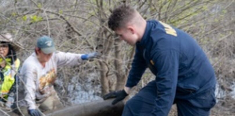 Sailors volunteer with the River City Waterway Alliance [Image 4 of 7]
