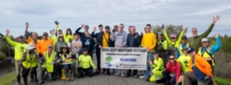 Sailors volunteer with the River City Waterway Alliance [Image 1 of 7]