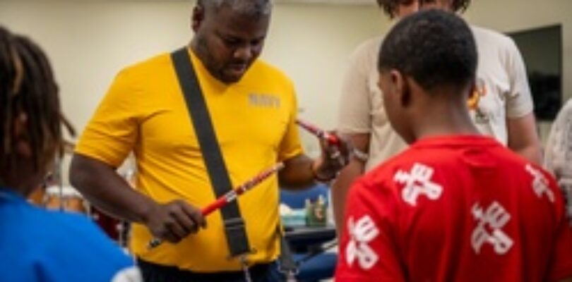 Stick Masters teach Sailors to play percussion instruments [Image 5 of 14]