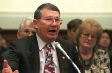 Duke Cunningham, Navy flying ace who later accepted bribes, dies at 83