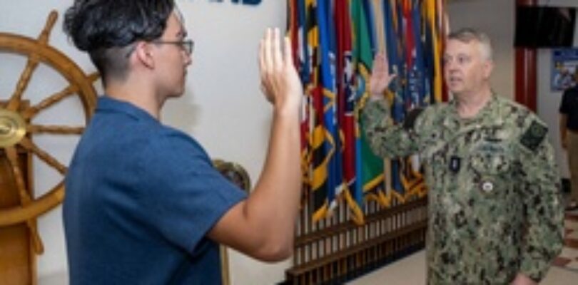 CNRC Conducts an enlistment ceremony [Image 3 of 10]