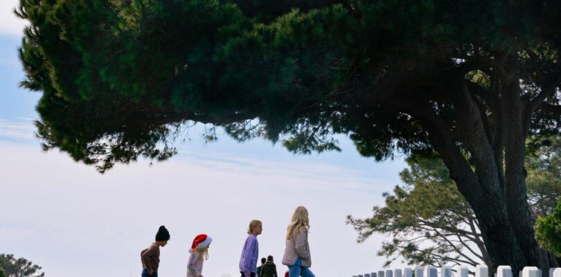 Local Communities Across Nation Honor Service Members With ‘Wreaths’