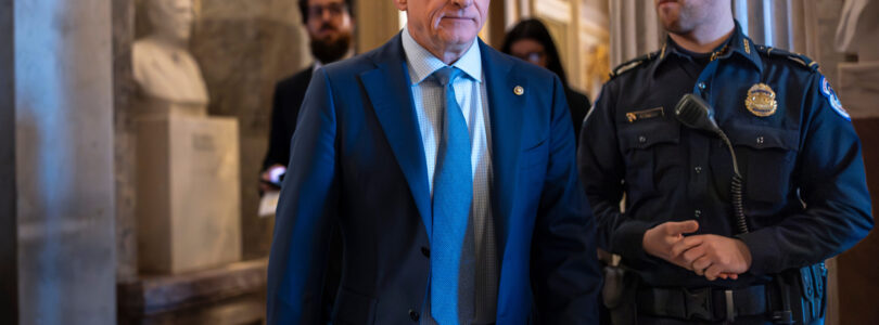 Former military leaders sign legal document supporting Sen. Mark Kelly