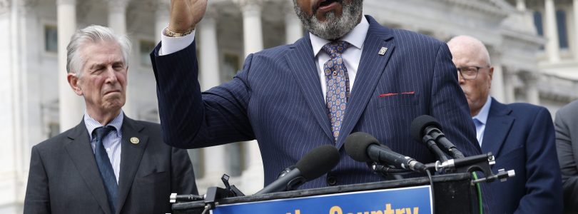 Judge orders VA to reinstate contract with employee union